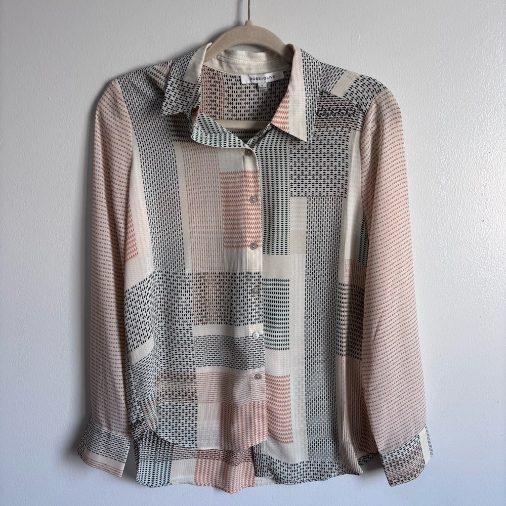 ⭐️⭐️⭐️Rose & Olive Geometric Print Shirt Small